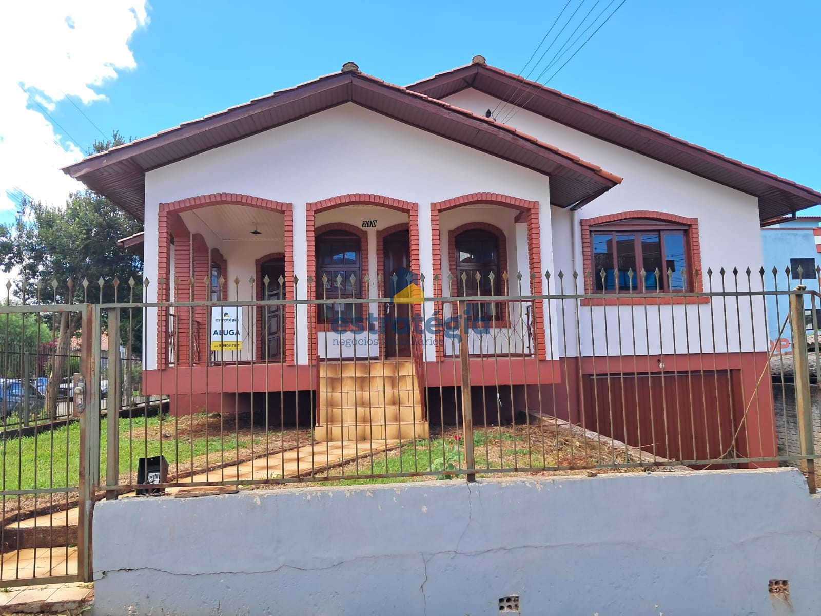 CASA PARA LOCAÇÃO DE FRENTE PARA AVENIDA | Estratégia Negócios Imobiliários